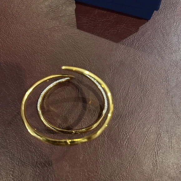 Elegant Gold and Silver Women's Jewelry - Picture 4 of 5